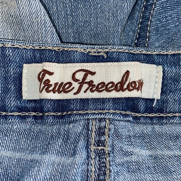 True Freedom Distressed Denim Jean Shorts Juniors Lacey Sides - Picture 6 of 7